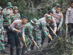 Polres Lumajang Bersama TNI dan BPBD Tangani Bencana Tanah Longsor di Ranupani