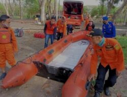 SAR Gabungan dari berbagai unsur terjun menyusuri perairan Pantai Grajagan Banyuwangi Cari Nelayan Yang Hilang Akibat Tabrakan Kapal Kemarin