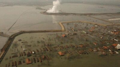 Lumpur lapindo mengandung logam yang saat ini paling diburu didunia, nah pertanyaannya ialah siapakah yang berhak menjual.? Bakrie Group atau Negara? Berikut ini penjelasannya