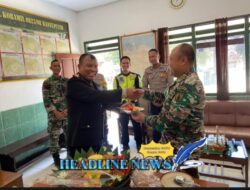 Bawa Tumpeng, Kapolsek Ucapkan Selamat HUT TNI 78 Untuk Danramil Serta Anggota Kormail Banyuputih