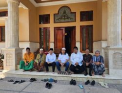 Wagup Jatim Emil Dardak Takziah Ke Ibunda Khalilur R Abdullah Sahlawiy, Di Sokaan Kecamatan Mangaran,Kabupaten Situbondo.