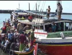 Warga Sepudi Pulau Madura Memadati Pelabuhan Kalbut, Untuk Hadiri Maulid Di Ponpes Wali Songo