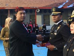 Selain Pemberian Remisi Upacara pagi ini juga disertai penyerahan piagam Satya Lencana Karya Satya kepada 4 petugas Rutan Situbondo.
