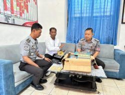 Ketua LSM Siti Jenar Lakukan Giat Bagi-Bagi Kitab Suci Bukti Komitmen dukung program kerohanian yang Rutin di laksanakan Setiap hari di dalam Rutan Situbondo
