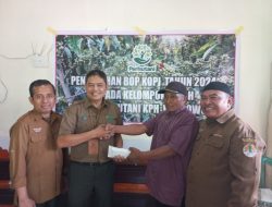 ADM Perum Perhutani KPH Bondowoso, Misbakhul Munir Siang ini memberikan apresiasi atas kinerja LMDH dan kelompok kopi yang telah berkontribusi membantu Perhutani