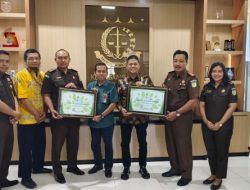 Perhutani Devisi Regional Jawa Timur,KPH Bondowoso pagi ini menyerahkan Piagam penghargaan kepada kejaksaan negeri Bondowoso,