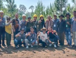 MAHASISWA PKL ASAL POLITEHNIK NEGERI KUPANG, IKUTI PRAKTEK VEGETATIF PINUS BOCOR GETAH DI PERHUTANI BONDOWOSO