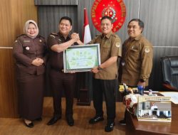 MISBAKHUL MUNIR ADM PERHUTANI BONDOWOSO, MENYERAHKAN PIAGAM PENGHARGAAN UNTUK KEJAKSAAN NEGERI SITUBONDO