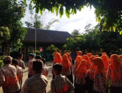Sekolah SDN 2 Wringin Anom Panarukan Situbondo mengeluarkan kebijakan kontroversial, yakni melarang siswa-siswi mengenakan seragam batik dan kerudung berwarna oranye ada apakah ini.?