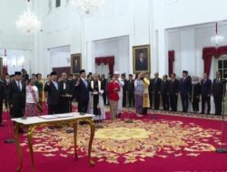 Presiden Prabowo Subianto didampingi Wakil Presiden Gibran Rakabuming Raka melantik Sekretaris Kabinet dan Wakil Menteri Kabinet Merah Putih Periode Tahun 2024-2029, di Istana Negara siang ini.