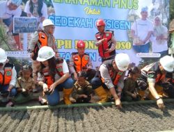 KADIVRE PERHUTANI JATIM & ADM PERHUTANI BONDOWOSO GELAR PENABURAN BENIH DAN PENANAMAN BERSAMA