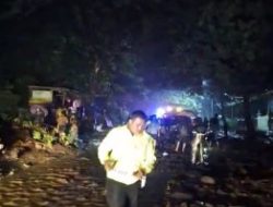 Lokasi banjir yang terletak di Sepanjang Jalan Raya di Pasir Putih Situbondo Malam Tahun Baru ini menutup total ruas jalan dan memicu terjadinya kemacetan panjang.
