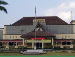 Terkait Kasus Korupsi Pen dan Pengadaan Barang dan Jasa Situbondo 2021-2024 Penyidik KPK Siang Ini Kembali Panggil Bupati Situbondo dan Beberapa Orang lainnya Dengan Meminjam Tempat di Mako Polres Bondowoso