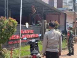 Mencari Keberadaan Kades, Pria Paruh Baya Melakukan Pengrusakan dengan menggunakan sajam di Ruang Publik