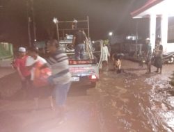Kades Husamah Bahres Pimpin Warga dan Pasukan Sholawat Nariyah Malam Ini Bersihkan Lumpur Banjir di Besuki