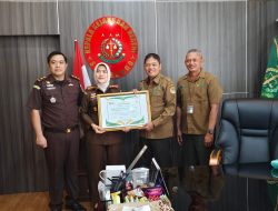 Perhutani KPH Bondowoso Berikan Penghargaan Penyelesaian Tenurial kepada Kajari Situbondo di Akhir Masa Jabatan