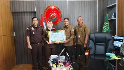Perhutani KPH Bondowoso Berikan Penghargaan Penyelesaian Tenurial kepada Kajari Situbondo di Akhir Masa Jabatan