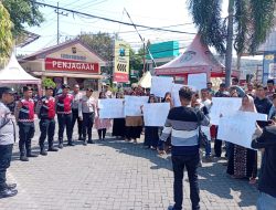 Aksi Damai Warga Karangmalang Pagi ini di Polres Situbondo, Minta Negara Hadir Lindungi Masyarakat